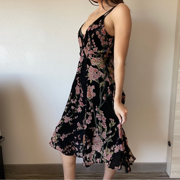 Velvet Floral Midi Dress - Picture 5 of 5